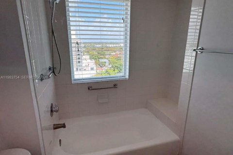 Condo in Miami, Florida, 2 bedrooms  № 2049477 - photo 15