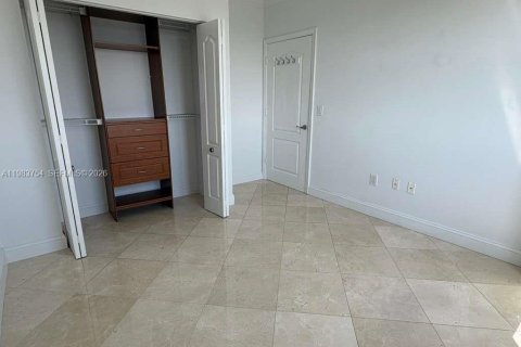 Condo in Miami, Florida, 2 bedrooms  № 2049477 - photo 18