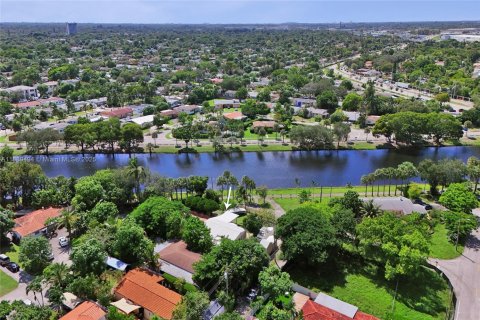 Villa ou maison à vendre à North Miami Beach, Floride: 2 chambres, 114.64 m2 № 1941441 - photo 1