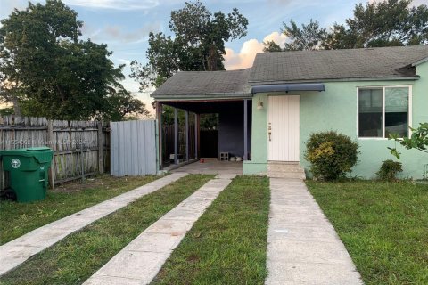 Casa en venta en Miami, Florida, 2 dormitorios, 64.29 m2 № 1075255 - foto 2