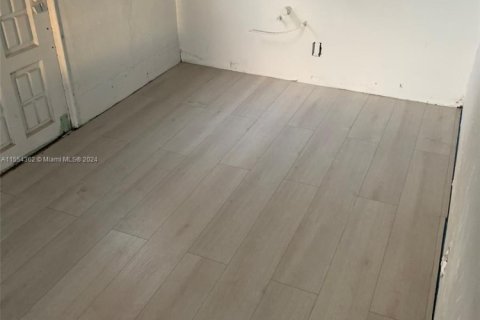 Casa en venta en Miami, Florida, 2 dormitorios, 64.29 m2 № 1075255 - foto 3