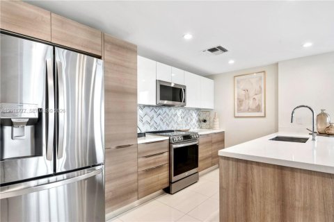 Condo in Bay Harbor Islands, Florida, 2 bedrooms  № 2075383 - photo 10