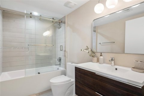 Condo in Bay Harbor Islands, Florida, 2 bedrooms  № 2075383 - photo 14