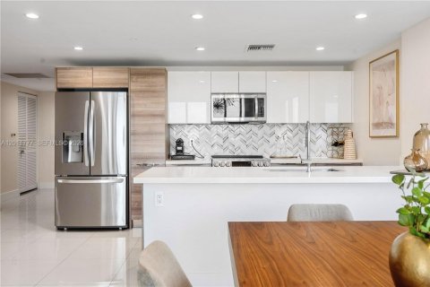 Condo in Bay Harbor Islands, Florida, 2 bedrooms  № 2075383 - photo 9