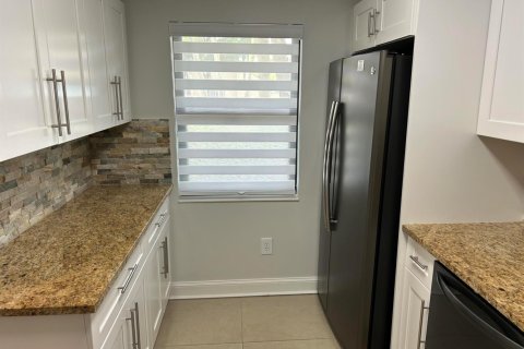 Condo in West Palm Beach, Florida, 2 bedrooms № 2192151 - photo 8