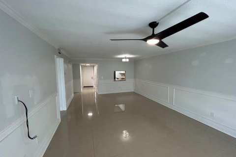 Condo in West Palm Beach, Florida, 2 bedrooms № 2192151 - photo 11