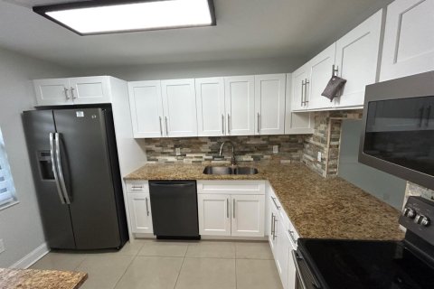 Condo in West Palm Beach, Florida, 2 bedrooms № 2192151 - photo 4