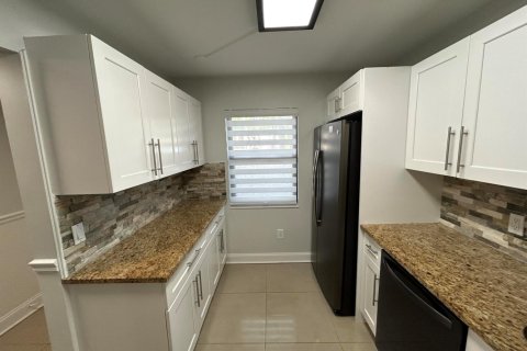 Condo in West Palm Beach, Florida, 2 bedrooms № 2192151 - photo 5