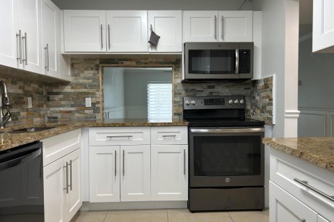 Condo in West Palm Beach, Florida, 2 bedrooms № 2192151 - photo 3
