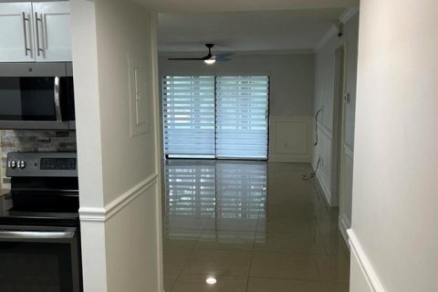Condo in West Palm Beach, Florida, 2 bedrooms № 2192151 - photo 9