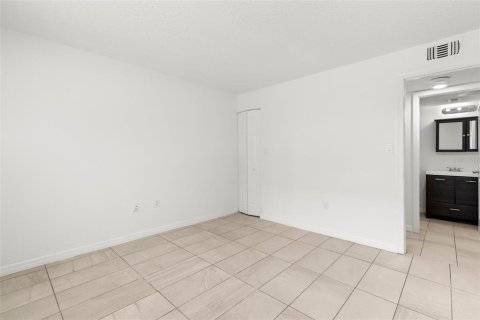 Condo in Tampa, Florida, 2 bedrooms  № 1822831 - photo 16
