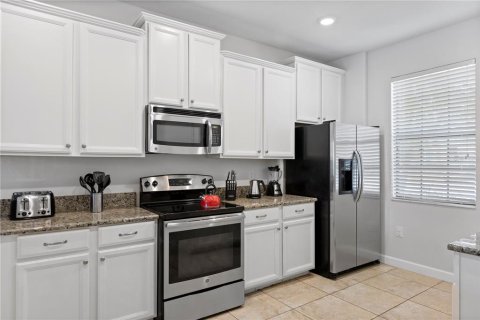 House in Davenport, Florida 5 bedrooms, 264.03 sq.m. № 1785647 - photo 8