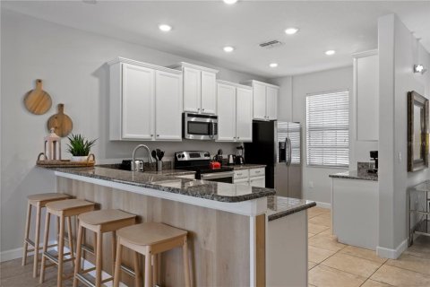 House in Davenport, Florida 5 bedrooms, 264.03 sq.m. № 1785647 - photo 6