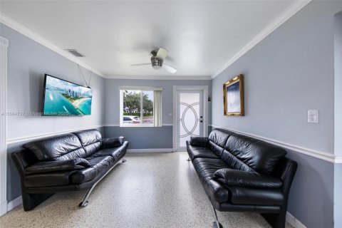 Casa en venta en Hialeah, Florida, 2 dormitorios, 98.48 m2 № 1893191 - foto 3