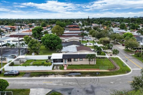Casa en venta en Hialeah, Florida, 2 dormitorios, 98.48 m2 № 1893191 - foto 20