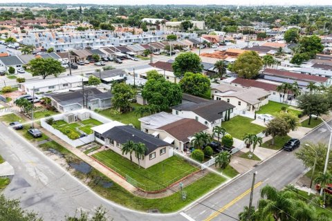 Casa en venta en Hialeah, Florida, 2 dormitorios, 98.48 m2 № 1893191 - foto 22