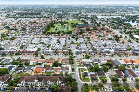 Casa en venta en Hialeah, Florida, 2 dormitorios, 98.48 m2 № 1893191 - foto 23