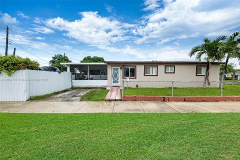 Casa en venta en Hialeah, Florida, 2 dormitorios, 98.48 m2 № 1893191 - foto 1