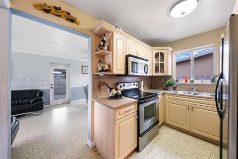 Casa en venta en Hialeah, Florida, 2 dormitorios, 98.48 m2 № 1893191 - foto 8