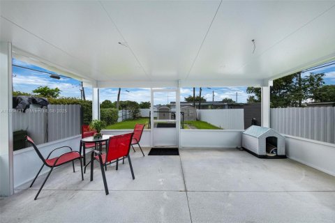 Casa en venta en Hialeah, Florida, 2 dormitorios, 98.48 m2 № 1893191 - foto 16