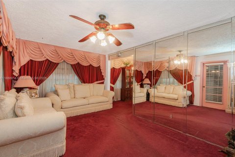 Villa ou maison à vendre à Miami, Floride: 2 chambres, 98.66 m2 № 1947721 - photo 4