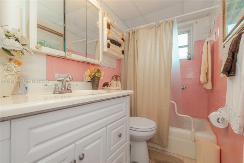 Villa ou maison à vendre à Miami, Floride: 2 chambres, 98.66 m2 № 1947721 - photo 20