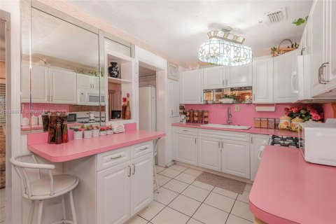 Villa ou maison à vendre à Miami, Floride: 2 chambres, 98.66 m2 № 1947721 - photo 11