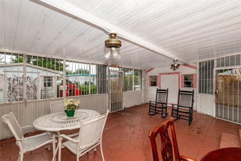 Villa ou maison à vendre à Miami, Floride: 2 chambres, 98.66 m2 № 1947721 - photo 25
