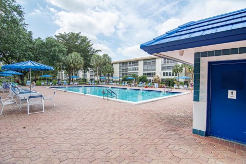 Condo in Coconut Creek, Florida, 2 bedrooms  № 1097546 - photo 1
