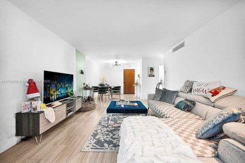 Condo in Miami Beach, Florida, 1 bedroom  № 1700088 - photo 4