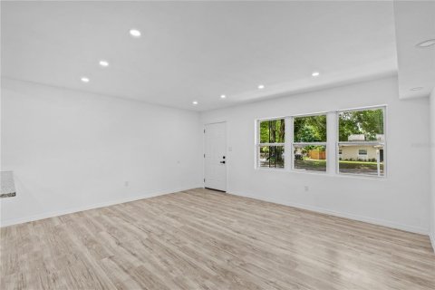 House in Apopka, Florida 3 bedrooms, 110.46 sq.m. № 2110762 - photo 5