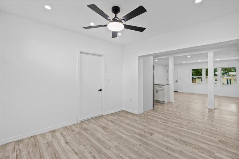 House in Apopka, Florida 3 bedrooms, 110.46 sq.m. № 2110762 - photo 13