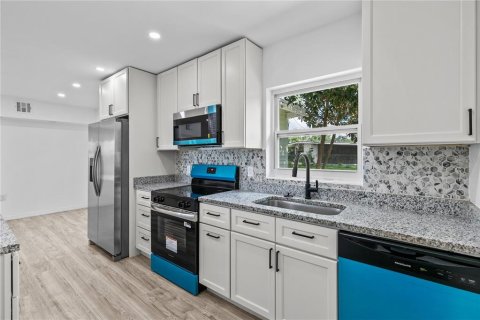House in Apopka, Florida 3 bedrooms, 110.46 sq.m. № 2110762 - photo 9