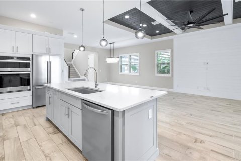 House in LAKESHORE in Winter Garden, Florida 4 bedrooms, 280.75 sq.m. № 2389124 - photo 9