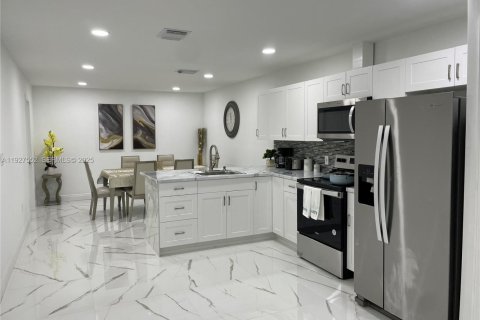 Casa en venta en Miami, Florida, 2 dormitorios, 120.77 m2 № 1986718 - foto 2