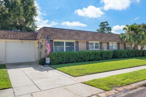 House in Largo, Florida 2 bedrooms, 104.42 sq.m. № 2351756