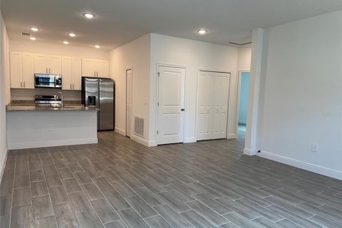 Villa ou maison à louer à Poinciana, Floride: 2 chambres, 98.1 m2 № 2416639 - photo 3