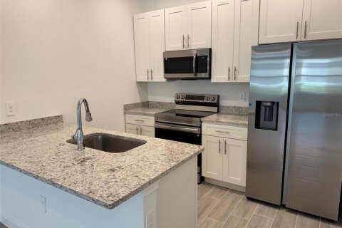 Villa ou maison à louer à Poinciana, Floride: 2 chambres, 98.1 m2 № 2416639 - photo 5