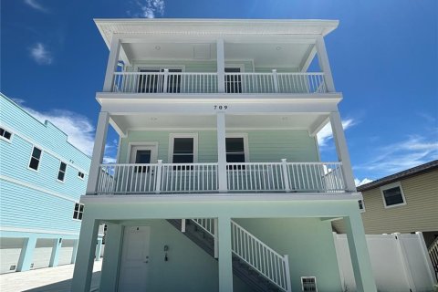 Commercial property in Indian Rocks Beach, Florida 6 bedrooms, 278.71 sq.m. № 2355816