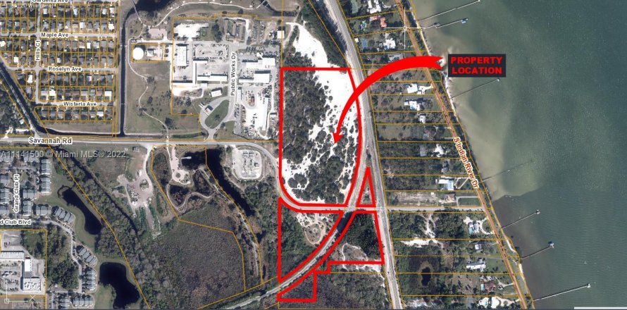 Commercial property in St. Lucie, Florida № 1938189