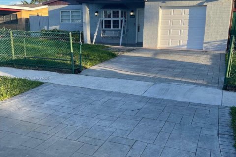 House in Hollywood, Florida 3 bedrooms, 166.2 sq.m. № 2047234 - photo 21