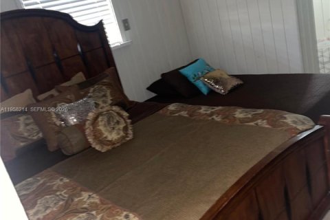 House in Hollywood, Florida 3 bedrooms, 166.2 sq.m. № 2047234 - photo 19