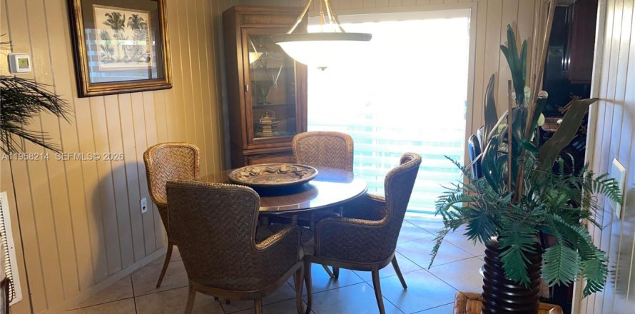 House in Hollywood, Florida 3 bedrooms, 166.2 sq.m. № 2047234