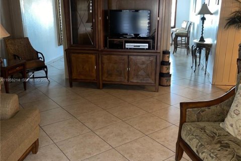 House in Hollywood, Florida 3 bedrooms, 166.2 sq.m. № 2047234 - photo 11