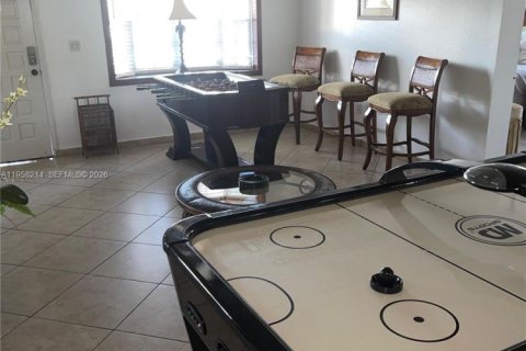 House in Hollywood, Florida 3 bedrooms, 166.2 sq.m. № 2047234 - photo 6