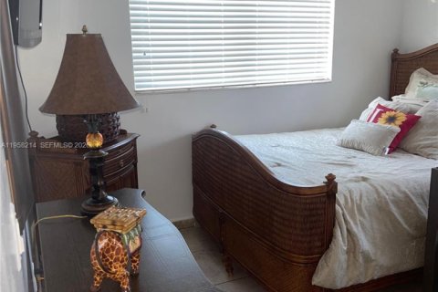 House in Hollywood, Florida 3 bedrooms, 166.2 sq.m. № 2047234 - photo 22