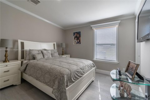 House in Naples, Florida 4 bedrooms, 252.69 sq.m. № 1864858 - photo 18