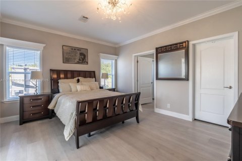 House in Naples, Florida 4 bedrooms, 252.69 sq.m. № 1864858 - photo 12