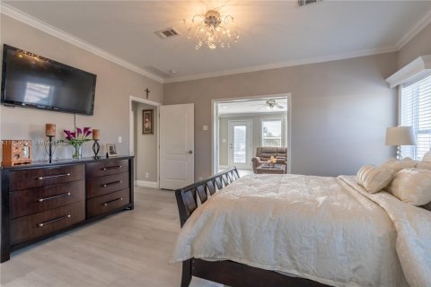 House in Naples, Florida 4 bedrooms, 252.69 sq.m. № 1864858 - photo 13