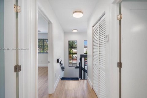 Touwnhouse à louer à Miami, Floride: 3 chambres, 166.3 m2 № 1986715 - photo 17